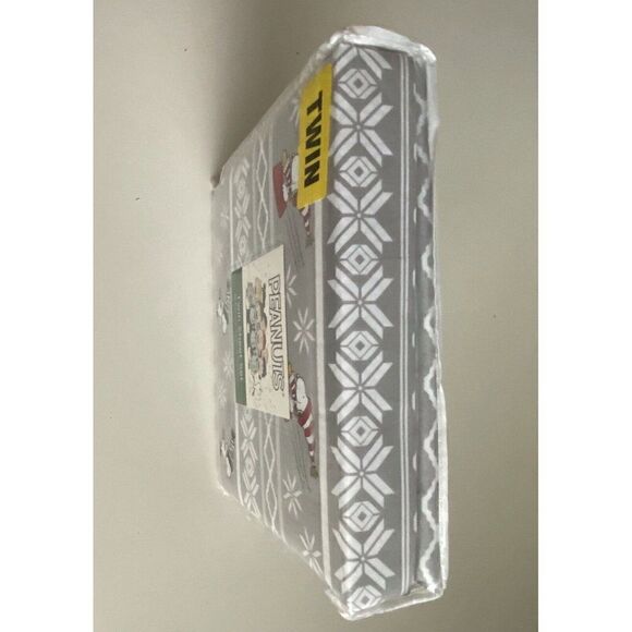 Peanuts Snoopy Sledding Ice Skating Winter Twin Size Super Soft Sheet Set NEW - Picture 5 of 11